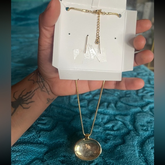 NWT Gold Tone Necklace & Earrings Set - Picture 2 of 2